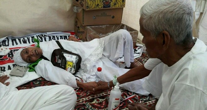 Salah seorang jamaah haji saat beristirahat di tenada Mina belum lama ini usai melaksanakan melempar jumroh.